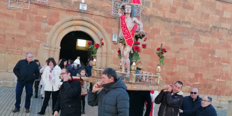 Villoruela festeja a San Sebastián con misa, procesión y un baile en el edificio multiusos para animar la hora del aperitivo