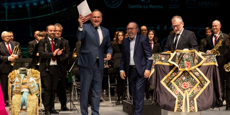 El periodista peñarandino Javier Martínez tiene ya su propio pasodoble obra del músico albaceteño Manuel García