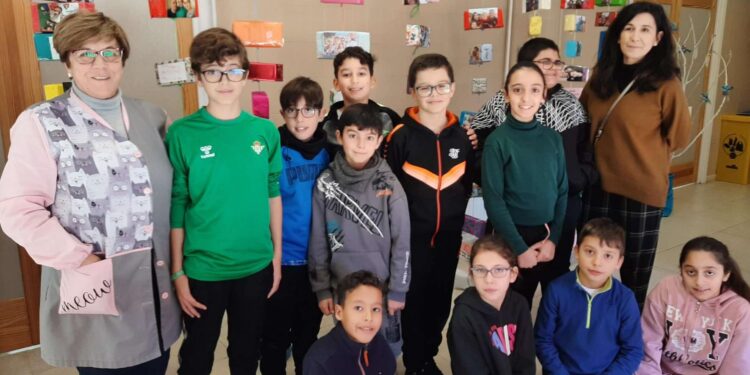 El colegio Severiano Montero de Peñaranda celebra el Día de la Paz y alza sus manos de colores en una canción