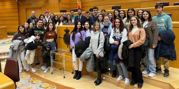Alumnos del IES Germán Sánchez Ruipérez visitan el Senado y asisten a la comparecencia del presidente Pedro Sánchez