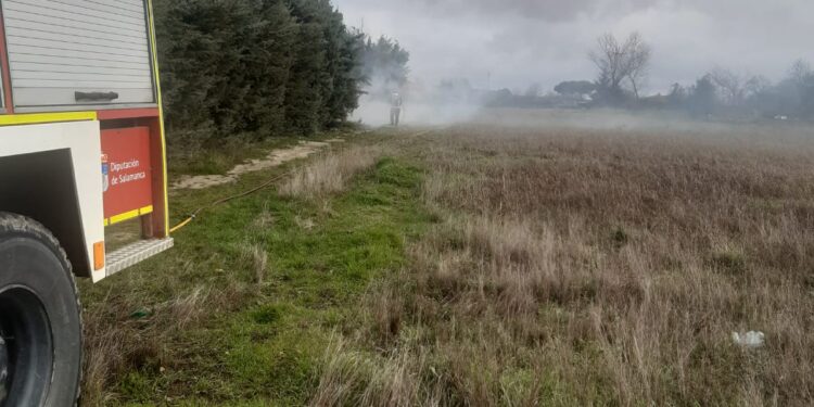 Un incendio en un finca de recreo de Peñaranda obliga a intervenir a Bomberos, Policía Local y Guardia Civil