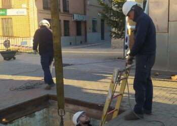 Manos a la obra en Macotera para dar solución a las continuas averías de luz y a las molestias que generan a los vecinos