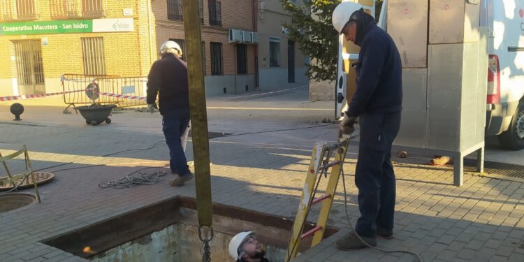 Manos a la obra en Macotera para dar solución a las continuas averías de luz y a las molestias que generan a los vecinos
