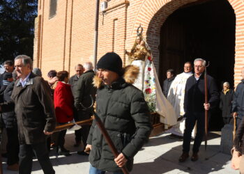 Palaciosrubios festeja a la Virgen de las Candelas con misa, procesión y bailes en una mañana fría pero soleada