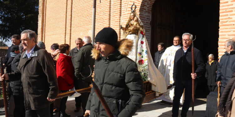 Palaciosrubios festeja a la Virgen de las Candelas con misa, procesión y bailes en una mañana fría pero soleada