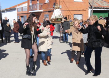 Palaciosrubios festeja a la Virgen de las Candelas con misa, procesión y bailes en una mañana fría pero soleada