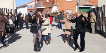 Palaciosrubios festeja a la Virgen de las Candelas con misa, procesión y bailes en una mañana fría pero soleada