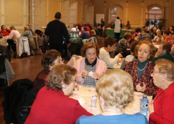 Las águedas de Peñaranda llenan el salón del centro social con la chocolatada a beneficio de la Asociación Contra el Cáncer