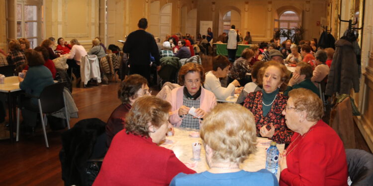 Las águedas de Peñaranda llenan el salón del centro social con la chocolatada a beneficio de la Asociación Contra el Cáncer