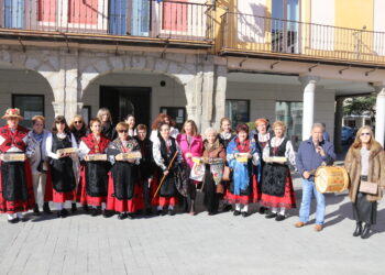 Peñaranda festeja a Santa Águeda con misa, procesión, bailes y la alcaldesa vestida por primera vez con el traje típico