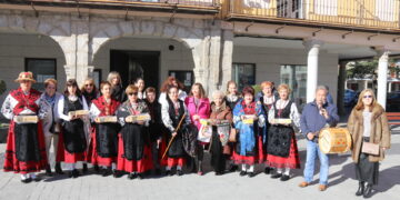 Peñaranda festeja a Santa Águeda con misa, procesión, bailes y la alcaldesa vestida por primera vez con el traje típico