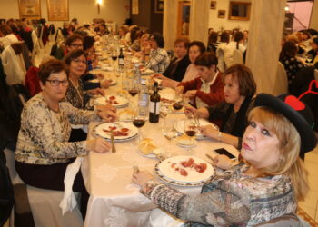 Águedas de Cantaracillo, Nava de Sotrobal, Peñaranda y Salvadiós disfrutan de la gastronomía peñarandina en Las Cabañas