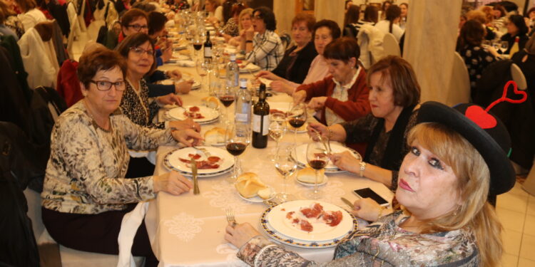 Águedas de Cantaracillo, Nava de Sotrobal, Peñaranda y Salvadiós disfrutan de la gastronomía peñarandina en Las Cabañas