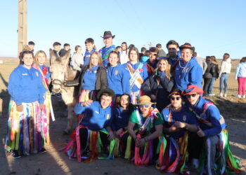 Los quintos de Cantalpino corren las cintas a lomos de un burro con familiares y vecinos aplaudiendo y dándoles ánimos