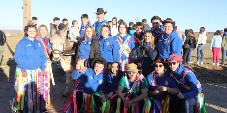 Los quintos de Cantalpino corren las cintas a lomos de un burro con familiares y vecinos aplaudiendo y dándoles ánimos