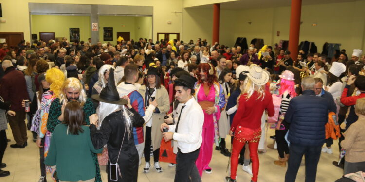 Palaciosrubios disfruta de una intensa jornada festiva con encierro, baile, concurso de disfraces y fuegos artificiales