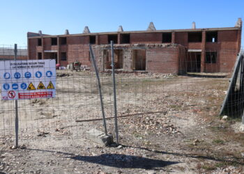 La «maldición» de las casas de Camineros en Peñaranda: nueva paralización de las obras por el incumplimiento de la empresa