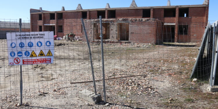 La «maldición» de las casas de Camineros en Peñaranda: nueva paralización de las obras por el incumplimiento de la empresa