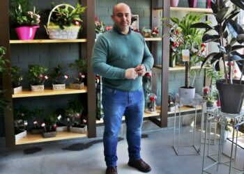 Floristería Martina abre su nueva tienda en Peñaranda con plantas de interior y exterior, flores naturales y preservadas y bonsáis