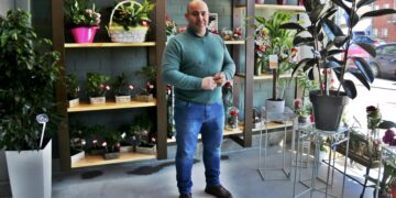 Floristería Martina abre su nueva tienda en Peñaranda con plantas de interior y exterior, flores naturales y preservadas y bonsáis