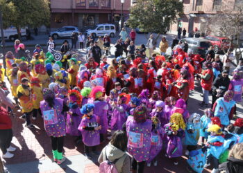 Un desfile de animados reporteros dicharacheros del colegio Severiano Montero inaugura el Carnaval en Peñaranda