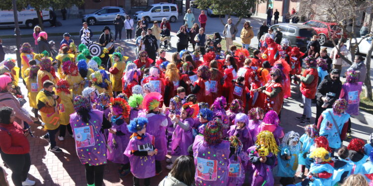 Un desfile de animados reporteros dicharacheros del colegio Severiano Montero inaugura el Carnaval en Peñaranda