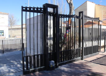 El Ayuntamiento de Peñaranda automatiza la puerta principal del parque La Huerta para facilitar el cierre del recinto