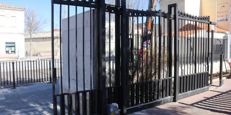 El Ayuntamiento de Peñaranda automatiza la puerta principal del parque La Huerta para facilitar el cierre del recinto