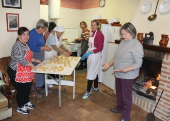 Macotera elabora 1.100 rosquillas para la IX Legua: «el secreto está en el cariño que ponemos a la hora de elaborarlas»