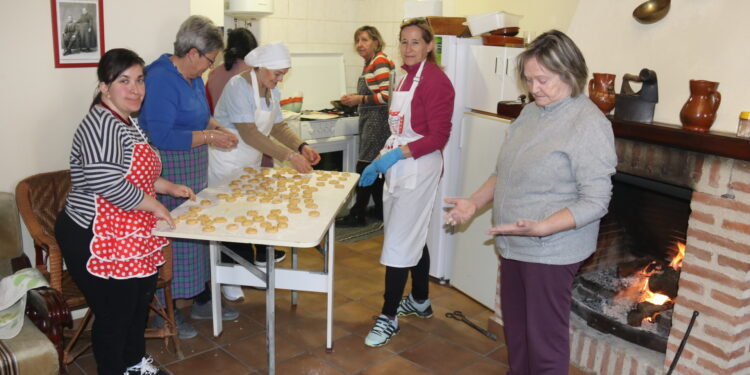 Macotera elabora 1.100 rosquillas para la IX Legua: «el secreto está en el cariño que ponemos a la hora de elaborarlas»