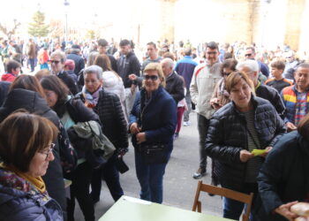 Macotera se vuelca con Manos Unidas y desborda las previsiones de la Operación Bocata con más de 600 bocadillos vendidos