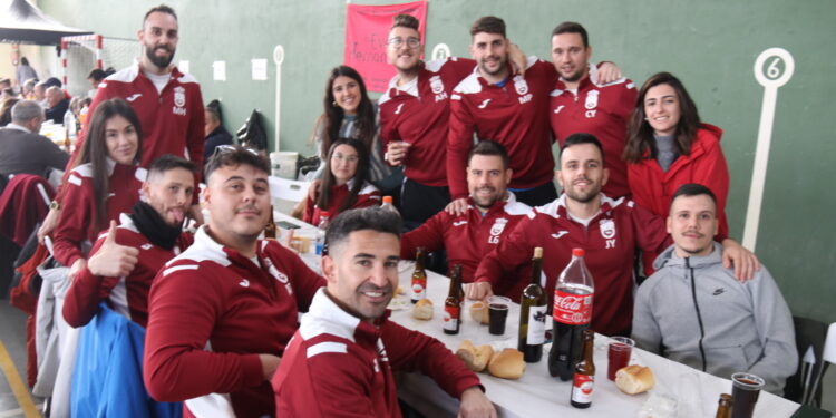 Más de 500 personas disfrutan en Paradinas de San Juan de la fiesta de la matanza tradicional que se prolongará hasta la noche