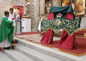 Peñaranda acoge la presentación de la primera bambalina bordada del nuevo paso de palio de la Virgen de la Esperanza