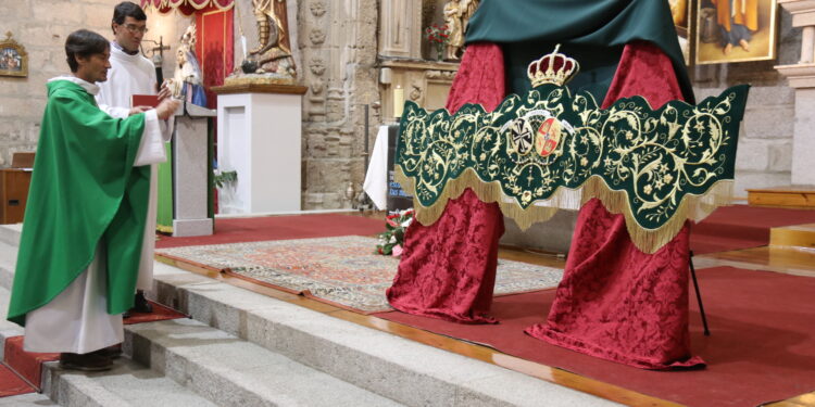 Peñaranda acoge la presentación de la primera bambalina bordada del nuevo paso de palio de la Virgen de la Esperanza