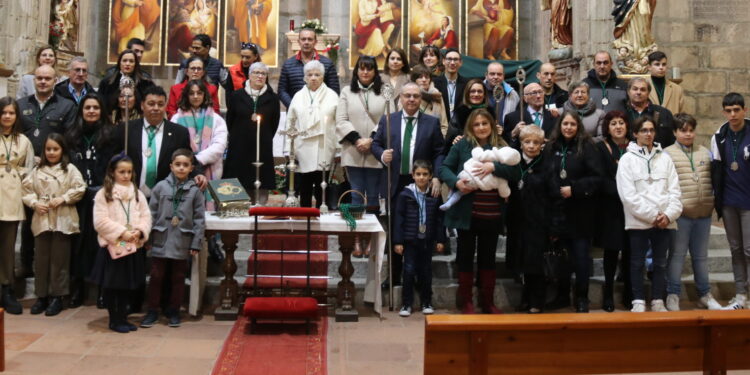 La cofradía peñarandina de Nuestra Señora de la Esperanza celebra la  primera jura de hermanos en la iglesia parroquial | Noticias a Tiempo  Peñaranda