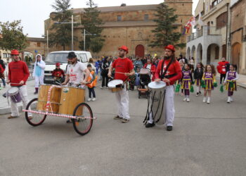 Babilafuente disfruta del lunes de Carnaval con un colorido y participativo pasacalles animado por la batucada Matraka