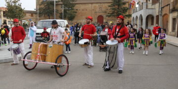 Babilafuente disfruta del lunes de Carnaval con un colorido y participativo pasacalles animado por la batucada Matraka