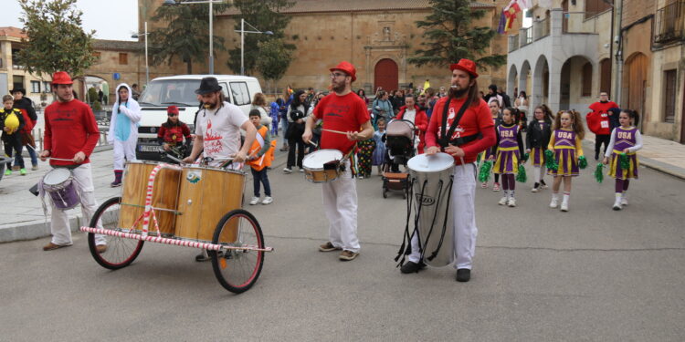 Babilafuente disfruta del lunes de Carnaval con un colorido y participativo pasacalles animado por la batucada Matraka
