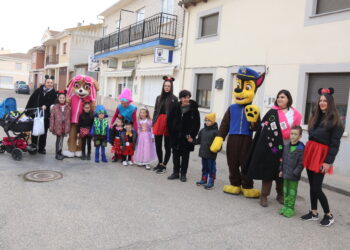 Villoria vive su desfile carnavalero acompañado por la Patrulla Canina y seguido de una fiesta con música en el centro cívico