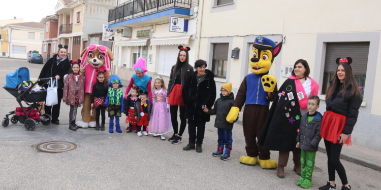 Villoria vive su desfile carnavalero acompañado por la Patrulla Canina y seguido de una fiesta con música en el centro cívico
