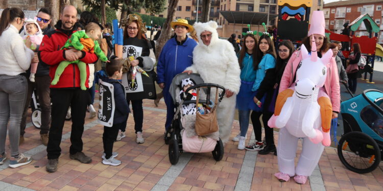 Primer gran acto del carnaval en Peñaranda con los niños como protagonistas del baile de disfraces en el parque La Huerta