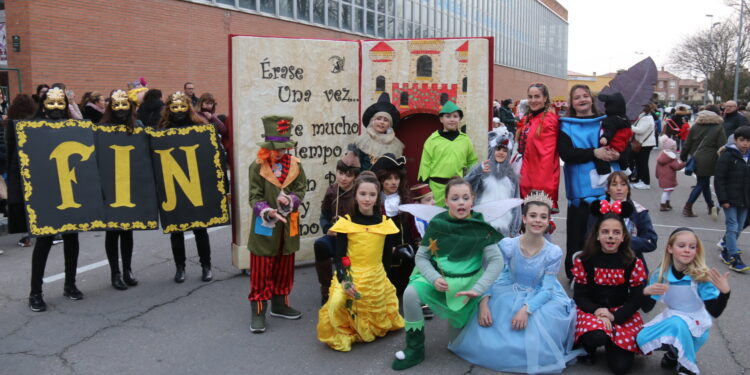 «Madreperla», «El tiempo vuela» y «El cuento Disney» ganan el concurso de disfraces del martes de carnaval en Peñaranda