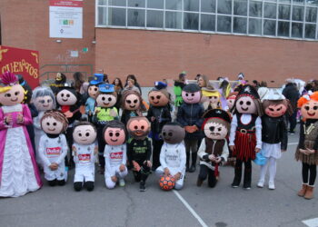 Peñaranda vive su multitudinario martes de carnaval con un gran desfile de disfraces llenando las calles de animación y colorido