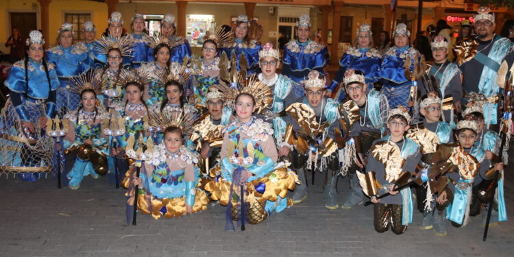 Peñaranda vive su multitudinario martes de carnaval con un gran desfile de disfraces llenando las calles de animación y colorido