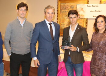 Manuel Diosleguarde recibe el XIX Trofeo al Triunfador de la Feria de Peñaranda que otorga la peña Juan Andrés González