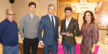 Manuel Diosleguarde recibe el XIX Trofeo al Triunfador de la Feria de Peñaranda que otorga la peña Juan Andrés González