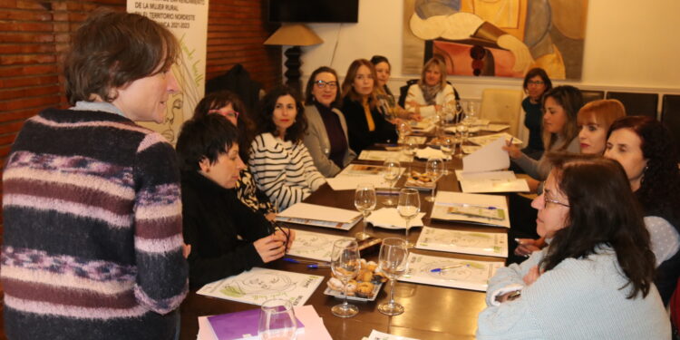 Peñaranda acoge un nuevo café tertulia con el asociacionismo empresarial a debate entre las emprendedoras rurales