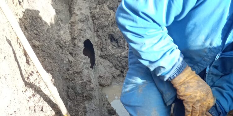 Una avería en la red de abastecimiento mantiene a Macotera sin agua desde esta madrugada y obliga a llevar varias cisternas