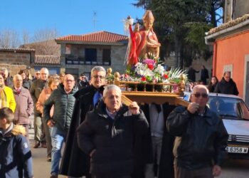 Babilafuente honra a San Blas con misa, procesión y un animado convite en el edificio multiusos ofrecido por el Ayuntamiento