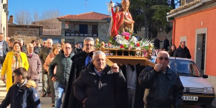 Babilafuente honra a San Blas con misa, procesión y un animado convite en el edificio multiusos ofrecido por el Ayuntamiento